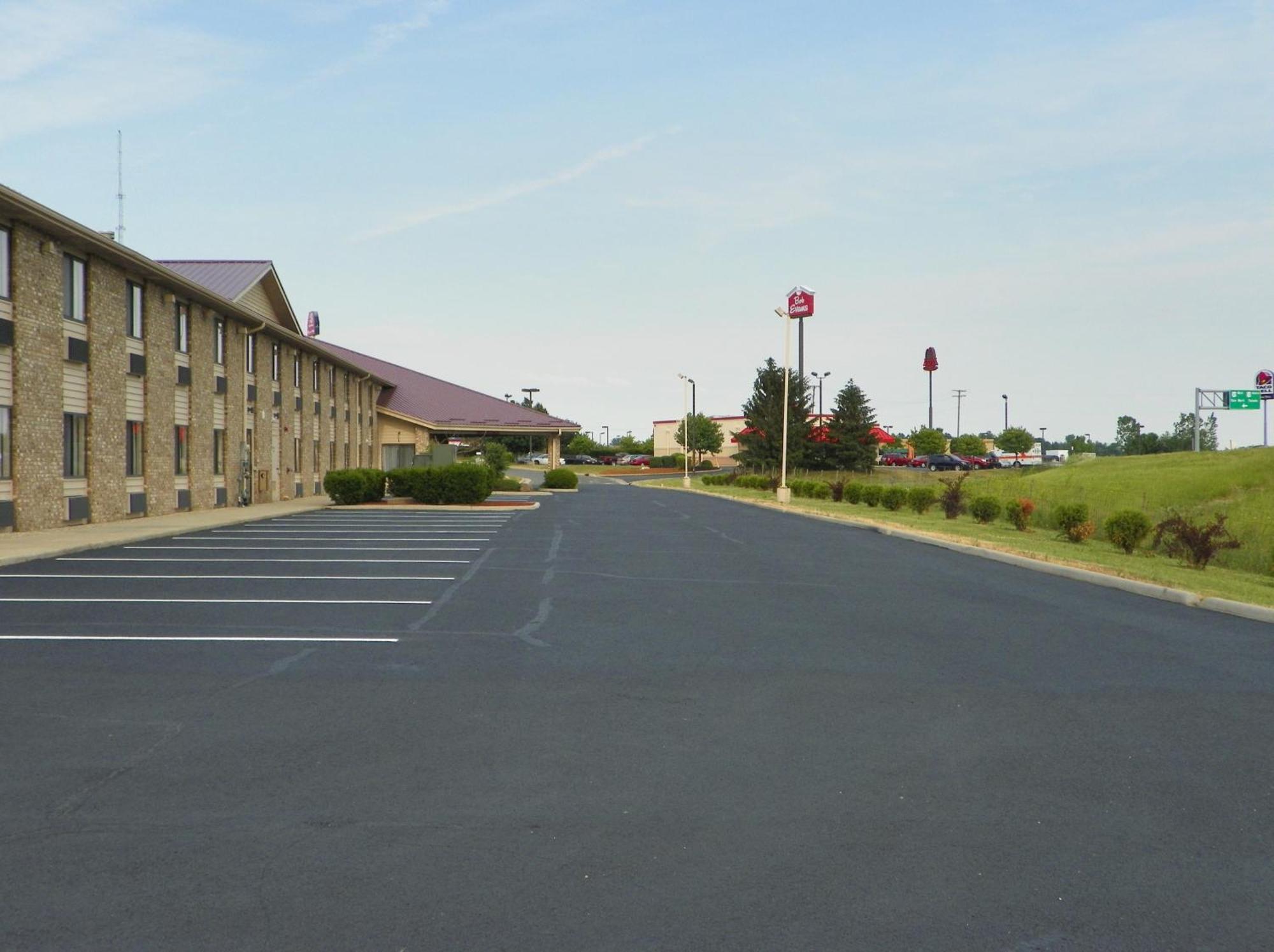 Royalton Inn & Suites Upper Sandusky Buitenkant foto