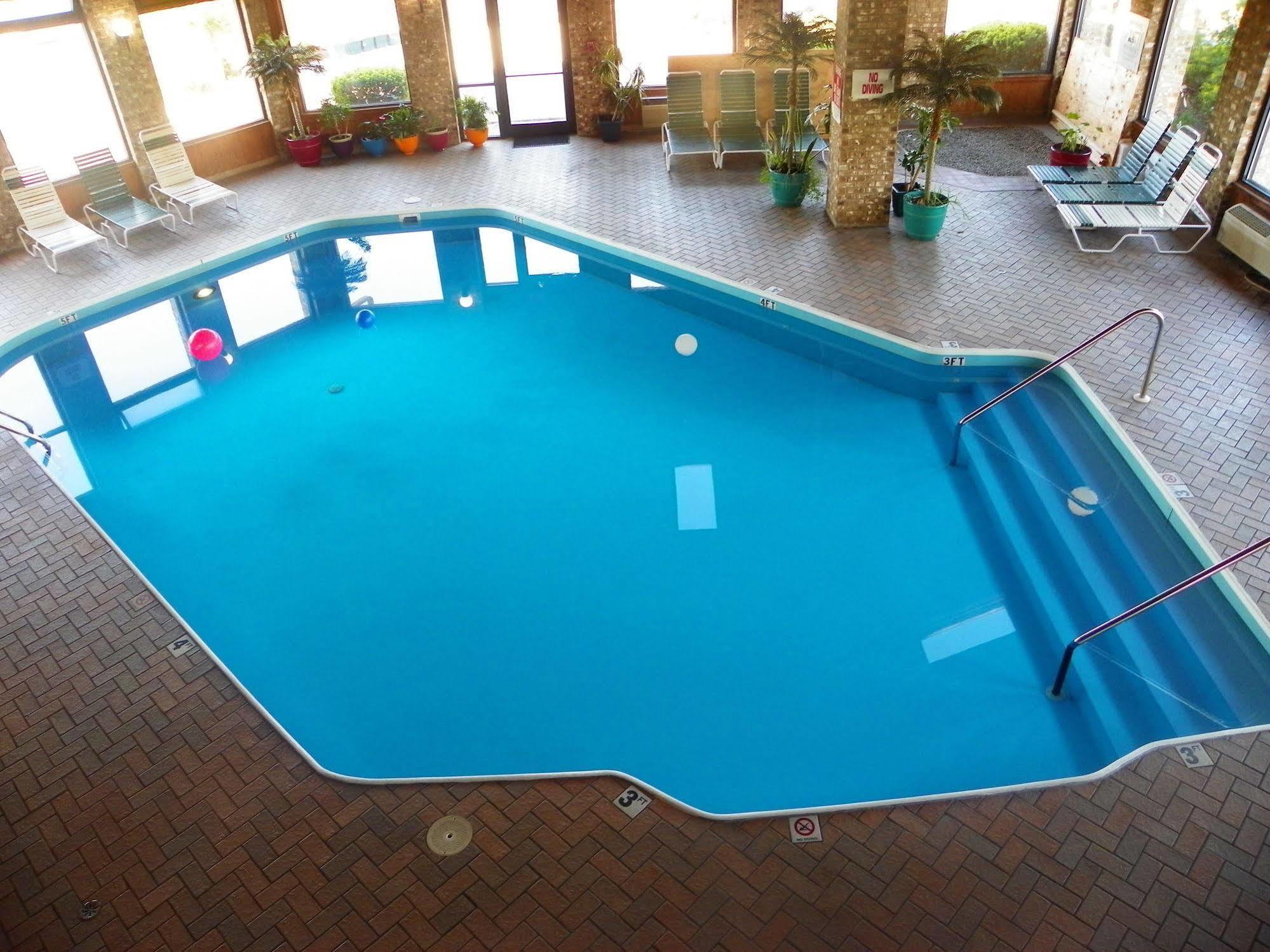 Royalton Inn & Suites Upper Sandusky Buitenkant foto